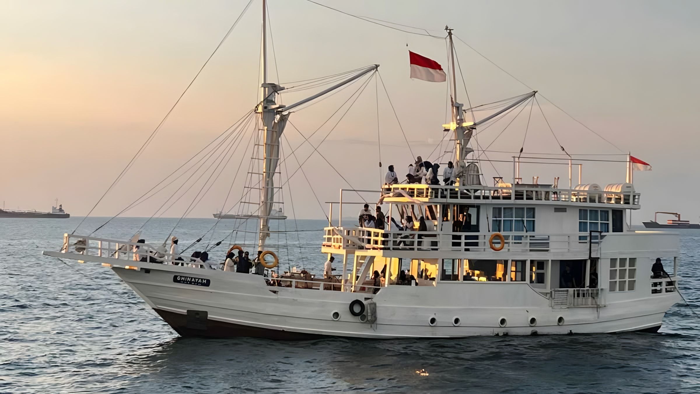 Kapal pinisi mitra Media Pinisi berlayar membawa tamu saat senja
